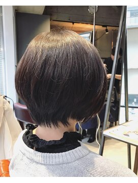 インス(ensue) 京都◇前下がりショートボブ.丸みショート襟足スッキリ◇中島