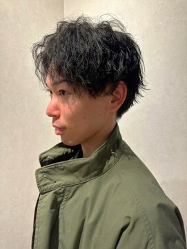 メンズサロン ブロック(Men's Salon bloc) ツイストスパイラルパーマ センターパート 黒髪 ツーブロック