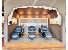 優しい光に包まれる、美髪の為のリラックスできるシャンプー台。