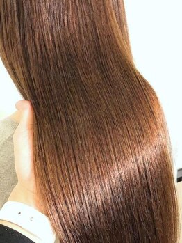 ケイキューブ(K-CUBE)の写真/シャンプーでは落としきれない残留物を除去するトリートメントでダメージレス◎理想のヘアスタイルに！