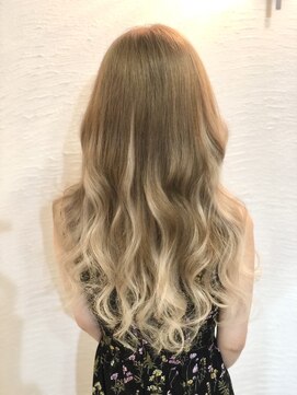 エルア(elua) 10代20代大人可愛いグラデーション外国人風ウェーブ6Dエクステ