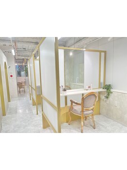 半個室で隣の目が気にならず、快適にお過ごしいただけます♪安心のマンツーマン施術◎