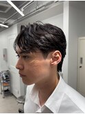 大人の抜け感を演出する、今トレンドのフェザーパーマ