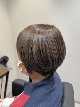 コル 市川(cor) 白髪ぼかしハイライト×ヴェールベージュ×クールショート