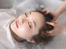 触れた瞬間にわかる、驚きの指通り。髪の深部まで栄養を届けるLaBless自慢の本格髪質改善Aujuaケア。