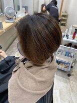 ソイア 春日井店(Soea)&nbsp;前下がりショート。白髪ぼかし×ハイライトグロスカラー