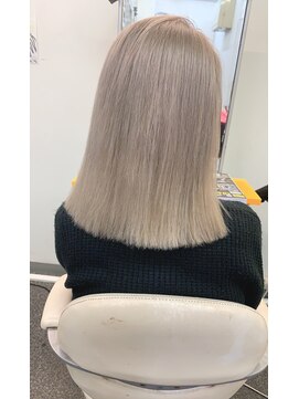 カットツー(Cut2) ホワイトベージュカラー