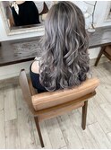 シルバーグレージュのシャドウルーツカラー
