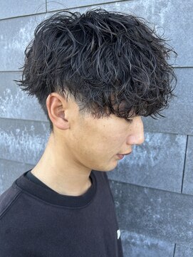 ヒュイル バイ ニアウ(Hwyl by Niau) メンズマッシュパーマ波巻スパイラルパーマニュアンスパーマ眉毛