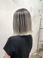 オト(oto)&nbsp;バレイヤージュボブ　ホワイトバレイヤージュ