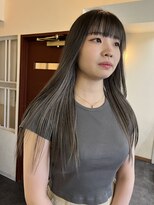 カルテ(QUARTE) グレージュカラー × インナーホワイティ