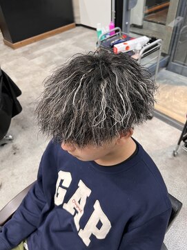 イーラ(era) メンズパーマホワイトメッシュ縦落ちツイスパマッシュ