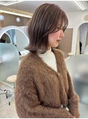 レイヤー外ハネ×アッシュベージュカラー