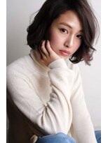 ヘアデザイン ソラ(Sola)&nbsp;シアーグレージュ暗めカラー×ウェーブショート×斜めバング