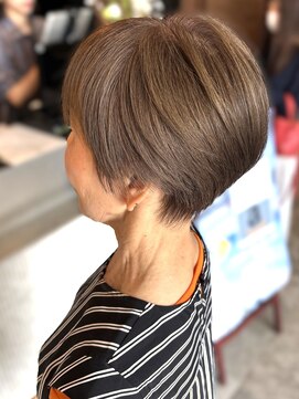 アース コアフュール ボーテ 藤枝店(EARTH coiffure beaute) ショートカットベージュカラー白髪ぼかしハイライト無し