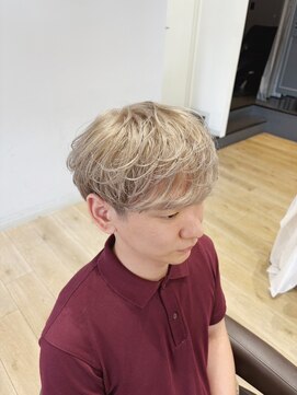 チェレ ブラン 堺東店(Chere brun) メンズ×ハイトーンで魅せる外国人風質感センターパートスタイル