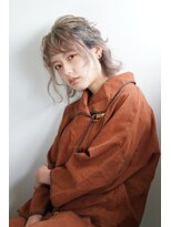 カラーピンを使ったハイトーンのヘアアレンジ