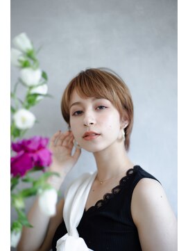 ウラ(.ula) ハイトーンマッシュショートボブ