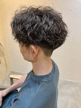 ソウス(SOURCE) 無造作ツイストスパイラルパーマ刈り上げマッシュ【佐藤和弥】