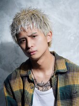 【ホワイトカラー×スパイキーショートで魅せる爽やかクールスタイル】