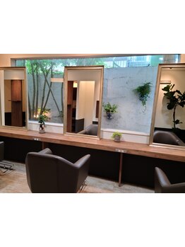 緑溢れる落ち着いたリラックス空間で、経験豊富なスタイリストが大人女性の美髪を叶えます♪