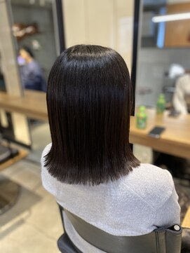 ニーイチイチ(211) ボブ/外ハネ/切りっぱなし