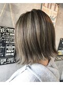 切りっぱなしボブ+グレーアッシュハイライト