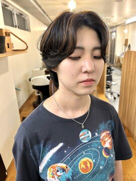 エクテ(ecouter) ジェンダーレスセンターパートショートウルフハイライトカラー