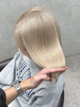 ロンド レア 天神大名店(Lond Le’a) ミディアムヘアデザインカラーホワイトブロンドホワイトベージュ
