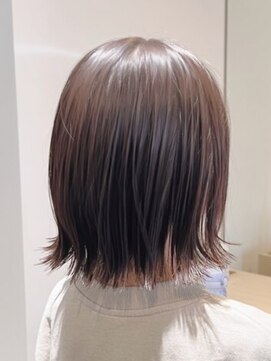 フォーエス(4S) 外ハネシルエットの切っぱなしボブ