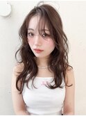 ニュアンスロングパーマかきあげバング柔らかベージュ