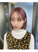 くすみピンクベージュのハイトーンボブ