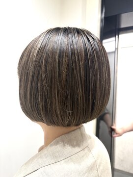 リュッカ(Lycka) 大人ショート白髪ぼかし