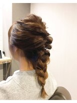 カミケンガレリア(kamiken. galleria)&nbsp;くるりんぱ三つ編みアレンジ大人こなれ感【カミケンガレリア】