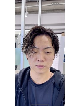 クロムトウキョウ ザ バーバー ネオン 新宿店(CHROM TOKYO the Barber ne/on) メンズセンターパート/金メッシュ/スパイラルパーマ