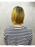切りっぱなしぱっつんボブルーツカラーイエローブリーチカラー