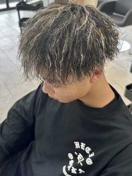 シキ(shiki)の写真/学生から社会人まで、ライフスタイルに合わせたメンズパーマが人気◎パーマスタイルで忙しい朝も楽ちんに！