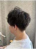 ラフな質感が魅力のマッシュパーマスタイル