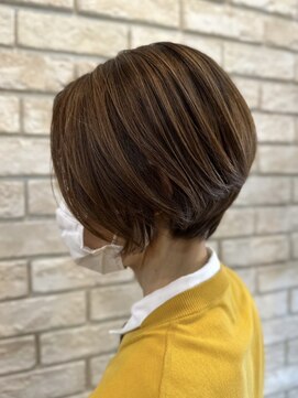 グレープバイン 港南台(GRAPEVINES) ハイライト前下がり丸みショート