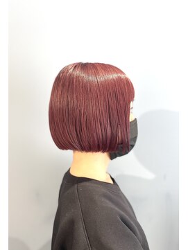レア(Lea) ぱっつんボブ×ワインレッド