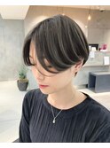 くびれショート黒髪　パーマ