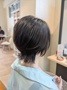 ソル 千葉(Sol) 丸み×くびれのショートウルフ