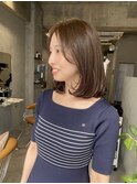 毛先に厚みを残したミディアムスタイル