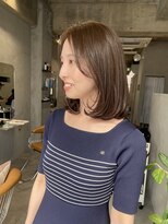 ヒュー(Hue)&nbsp;毛先に厚みを残したミディアムスタイル