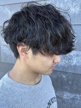 ヒュイル バイ ニアウ(Hwyl by Niau) メンズマッシュパーマ波巻スパイラルパーマニュアンスパーマ眉毛