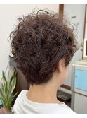 バッサリくせ毛ショートカットスタイル