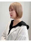 ミニマルシルエットの柔らかベージュボブ10代20代