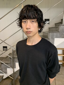 メンズレコ 渋谷(MEN'S LECO) ブルーブラックフェザーパーマ刈り上げセンターパート