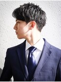 スーツ短髪ツーブロックパーマ新郎髪型結婚式スパイキーショート