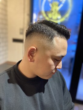 ハンス(Hans) サイドパート＋スキンフェード